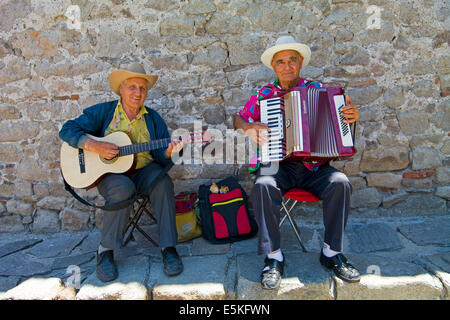 Nel ritratto formale di due musicisti di strada di suonare una chitarra e una fisarmonica di Plovdiv, Bulgaria Foto Stock