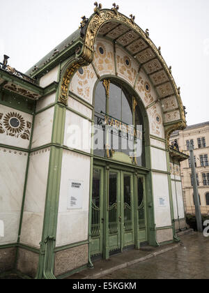 La vecchia stazione della metropolitana di Karlsplatz ingresso nella neve. Un altamente decorato struttura di ingresso, tipico della vecchia metropolitana Foto Stock