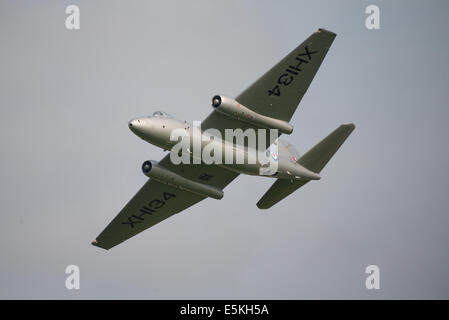 Abingdon, Regno Unito - 4 Maggio 2014: un vintage, restaurato, English Electric Canberra PR9 in volo a Abingdon Air Show. Foto Stock