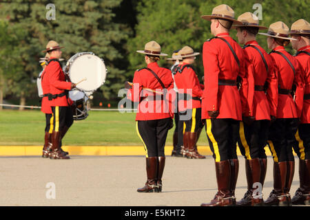 Tramonto Cerimonia di ritiro con il Royal Canadian polizia montata in Regina, Saskatchewan. Foto Stock