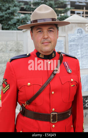 Mounties nel cerimoniale di uniforme al Tramonto Cerimonia di ritiro presso il Royal Canadian polizia montata (GRC) Magazzino di Regina. Foto Stock