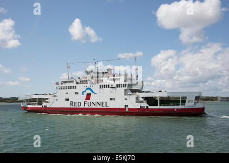 IOW traghetto roro Red Falcon uscire terminale di Southampton Regno Unito per l'Isola di Wight Foto Stock