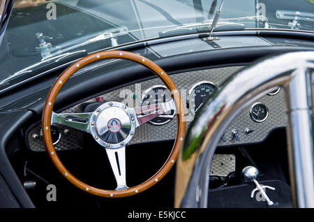 Volante e sul cruscotto di una Shelby Cobra 427. Foto Stock