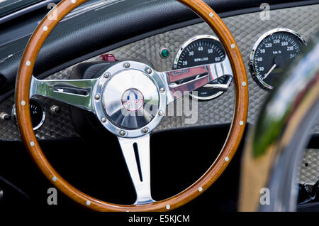 Volante e sul cruscotto di una Shelby Cobra 427. Foto Stock