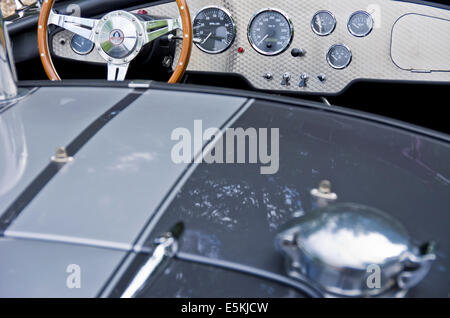 Volante e sul cruscotto di una Shelby Cobra 427. Foto Stock