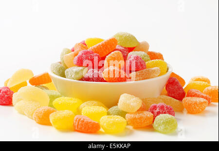 Frutta a forma di caramella gommosa rivestite di zucchero semolato Foto Stock