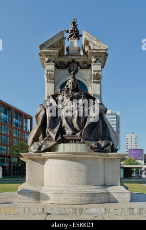 La statua della regina Victoria situato in Piccadilly Gardens aree di Manchester, UK. Foto Stock