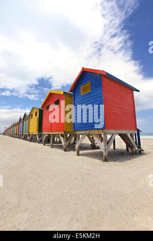 Riga del dipinto di cabine sulla spiaggia, a Cape Town, Sud Africa Foto Stock