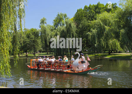 Boston Public Garden e visite turistiche tourist sulle famose barche di Swan nel centro di Boston, Massachusetts, USA. Foto Stock
