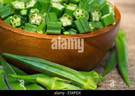 Un trito di okra, materie Okro nel recipiente Foto Stock