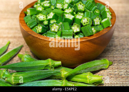 L'okra, Raw Okro tritato nel recipiente Foto Stock