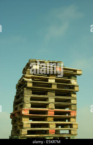 Pila di pallet in legno come una torre Foto Stock