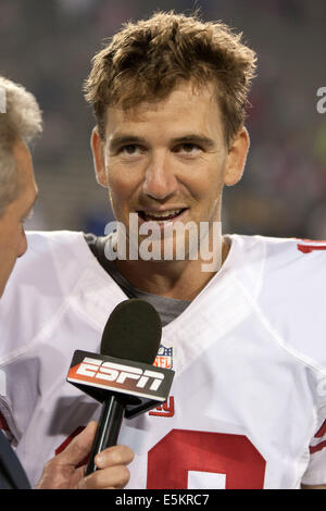 Il Cantone, Ohio, Stati Uniti d'America. Il 3° agosto 2014. New York QB ELI MANNING (10) viene intervistato dopo la partita contro Buffalo. Il New York Giants hanno sconfitto le fatture della Buffalo 17-13 nella Hall of Fame del gioco giocato al Pro Football Hall of Fame Campo a Fawcett Stadium di Canton, Ohio. Credito: Frank Jansky/ZUMA filo/Alamy Live News Foto Stock