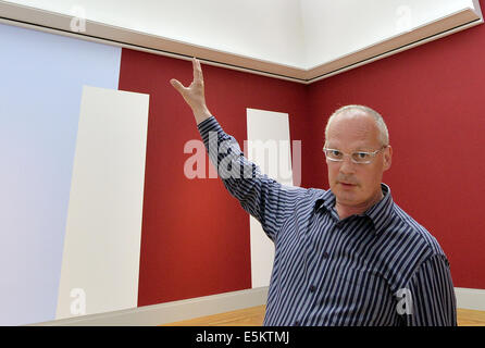 Stahnsdorf, Germania. 29 Luglio, 2014. Il direttore del futuro Museo Barberini a Potsdam, Pietro Joch, sorge in un 1-1 modello in scala di un futuro sala esposizioni in Stahnsdorf, Germania, 29 luglio 2014. Il Museo, che visualizza la collezione di Hasso Plattner, è dovuto per aprire nel 2016 con una mostra impressionista. Foto: Bernd Settnik/dpa/Alamy Live News Foto Stock