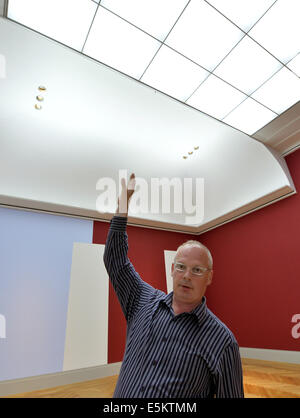 Stahnsdorf, Germania. 29 Luglio, 2014. Il direttore del futuro Museo Barberini a Potsdam, Pietro Joch, sorge in un 1-1 modello in scala di un futuro sala esposizioni in Stahnsdorf, Germania, 29 luglio 2014. Il Museo, che visualizza la collezione di Hasso Plattner, è dovuto per aprire nel 2016 con una mostra impressionista. Foto: Bernd Settnik/dpa/Alamy Live News Foto Stock