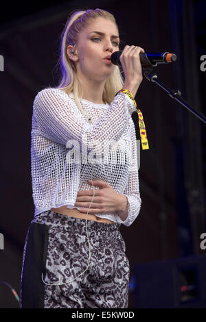 Chicago, Illinois, Stati Uniti d'America. Il 3° agosto 2014. La cantante HANNAH REID della banda di grammatica di Londra si esibisce dal vivo al 2014 Lollapalooza Music Festival di Chicago, Illinois © Daniel DeSlover/ZUMA filo/Alamy Live News Foto Stock