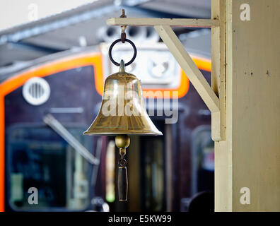 Campana d'oro nella stazione ferroviaria,Chiang Mai ,Thailandia Foto Stock