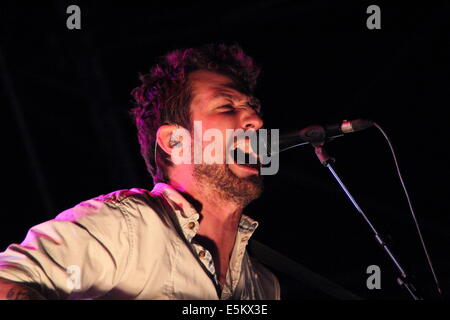 Il Peak District, Derbyshire, Regno Unito. Il 3 agosto 2014. Frank Turner di Frank Turner e le anime a pelo in primo piano sulla serata finale dei tre giorni di festival YNot a Pikehall nel cuore del Derbyshire il Parco Nazionale di Peak District. Credito: Deborah Vernon/Alamy Live News Foto Stock