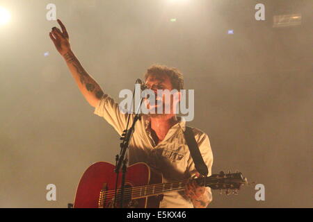 Il Peak District, Derbyshire, Regno Unito. Il 3 agosto 2014. Frank Turner di Frank Turner e le anime a pelo in primo piano sulla serata finale di tre giorni di Y non festival presso Pikehall. Credito: Deborah Vernon/Alamy Live News Foto Stock