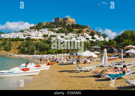 Spiaggia principale di Lindos, l' isola di Rodi, Dodecanneso isole, Grecia, Europa Foto Stock