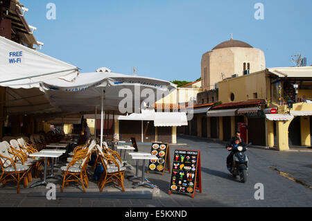 Evreon Martyron square al mattino, quartiere ebraico, la città vecchia, la città di Rodi, rodi, Dodecanneso isole, Grecia, Europa Foto Stock