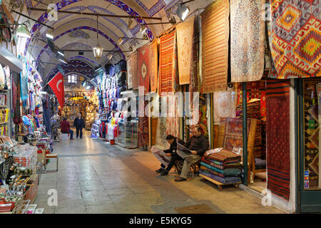 Il Grand Bazaar o Kapalı Çarşı, Beyazit, parte europea, Istanbul, Turchia Foto Stock