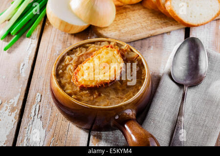 Zuppa di cipolle alla francese con toast Foto Stock