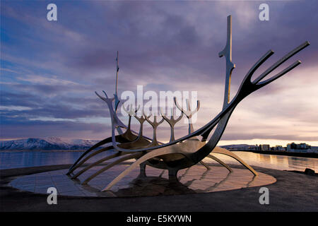 La scultura Solfar o sun ride, Sun Voyager dall artista Jón Gunnar Arnason, Viking Ship in acciaio inossidabile, Reykjavík Foto Stock