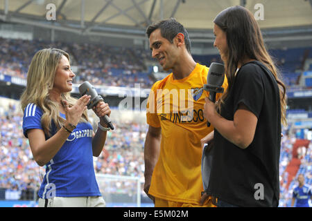 Gelsenkirchen (Germania). 03 Ago, 2014. TV ospita Vanessa Huppenkothen (L) e Laura Wontorra intervista Malaga's Roque Santa Cruz a Veltins-Arena a Gelsenkirchen, Germania, 03 agosto 2014. Schalke Huppenkothen della ventola è stato eletto il più bello del giornalista durante la Coppa del Mondo in Brasile. Foto: Matthias esitano di fronte/dpa/Alamy Live News Foto Stock