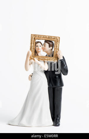 Giovane wedding cake topper isolato su bianco Foto Stock