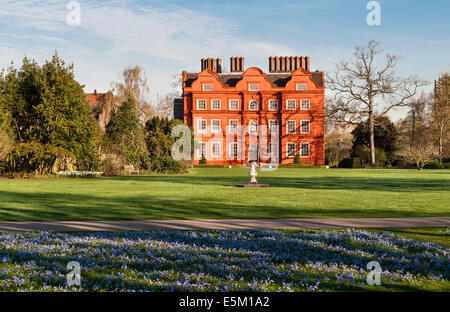 Kew Gardens, Londra, in primavera. Chionodoxa (gloria della neve) copre l'erba nella parte anteriore del Kew Palace (costruito nel 1631) Foto Stock