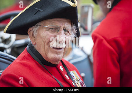 London, Londra, Regno Unito. Il 4° agosto 2014. Chelsea pensionati si riuniranno presso il Royal Chelsea Hospital di Londra ovest per prendere parte a un Edwardian auto cavalcata attraverso il centro di Londra come parte dell'anniversario di WW1. Credito: Lee Thomas/ZUMA filo/Alamy Live News Foto Stock