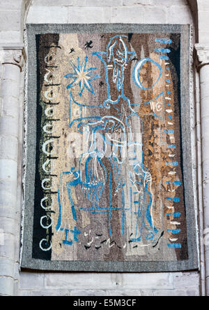 Cattedrale di Hereford. Uno dei tre arazzi di John Piper. Ciò illustra la deposizione (Cristo viene portato giù dalla croce) Foto Stock
