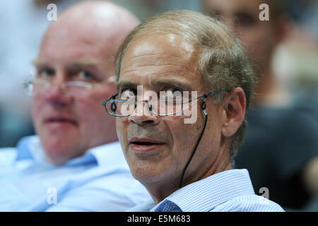 Bamberg, Germania. 03 Ago, 2014. DBB-Presidente Ingo Weiss (L) e l'ambasciatore israeliano presso Yakov Hadas-Handelsman guarda il basket Supercoppa DBB 2014 match tra Israele e Lettland a Brose-Arena a Bamberg in Germania, 03 agosto 2014. Foto: David Ebener/dpa/Alamy Live News Foto Stock