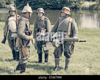 Grande Guerra German Machine Gun Team con massime Spandau 7,92 mm raffreddato ad acqua 08/15 MG utilizzato per la prima volta nel mese di aprile 1917 Foto Stock