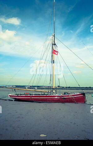 Rosso barca a vela a Burnham on Crouch Essex REGNO UNITO Foto Stock