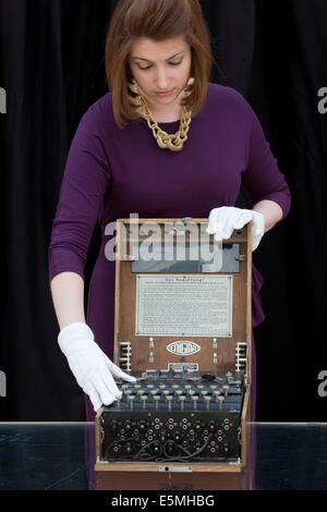 Casa d'aste Christie's presenta gli elementi dal 'al di fuori dell'ordinario" vendita, Londra, Regno Unito. Il tedesco Enigma cipher machine Foto Stock
