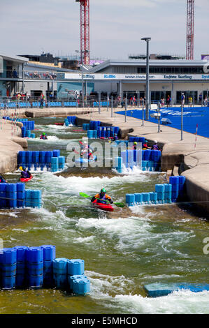 Cardiff International White Water Centro, Sports Village, la Baia di Cardiff, Cardiff, Galles, UK. Foto Stock