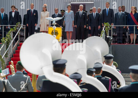 Il primo ministro belga Elio Di Rupo (L-R), British Prince William, duchessa Kate, Regina Mathilde, re Philippe del Belgio, Presidente francese François Hollande, Presidente tedesco Joachim Gauck, re spagnolo Felipe VI. e Guillaume Granduca del Lussemburgo assistere alla sfilata di musica a livello internazionale cerimonia commemorativa per il centesimo anniversario dell inizio della prima guerra mondiale di Liegi, in Belgio, 04 agosto 2014. L'anno 2014 vede il centesimo anniversario dell inizio della prima guerra mondiale o la grande guerra e che secondo le statistiche ufficiali costano più di 37 milioni di militari e civili Foto Stock