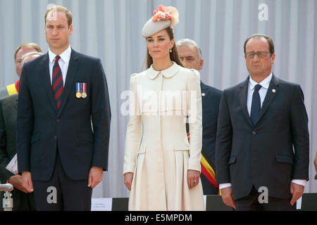 Liegi, Belgio. 04 Ago, 2014. British Prince William (L-R), la moglie Duchessa Kate e il Presidente francese Francois Hollande prendere parte alla international memorial cerimonia per il centesimo anniversario dell inizio della prima guerra mondiale di Liegi, in Belgio, 04 agosto 2014. L'anno 2014 vede il centesimo anniversario dell inizio della prima guerra mondiale o la grande guerra e che secondo le statistiche ufficiali costano più di 37 milioni di militari e civili tra il 1914 e il 1918. Foto: Maurizio Gambarini/dpa/Alamy Live News Foto Stock