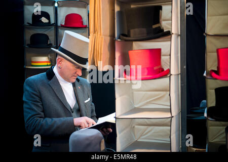 Smart titolare di stallo superiore di vendita cappelli, Spitalfields Market. East London, Regno Unito 2014 Foto Stock