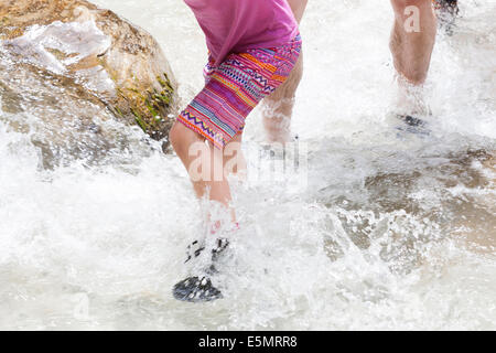 SAKLIKENT CANYON, Turchia Dettaglio di client piedi attraversando acqua bianco durante il canyoning. Foto Stock