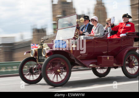 Westminster Bridge, Londra, Regno Unito. 4 agosto 2014. Chelsea pensionati sono pilotati sul Westminster Bridge in Edwardian vetture sul loro modo al museo imperiale della guerra nel sud di Londra. L per il giro della Papamobile è parte di WW1 centenario segnata da eventi in tutta Europa. Credito: Lee Thomas/Alamy Live News Foto Stock