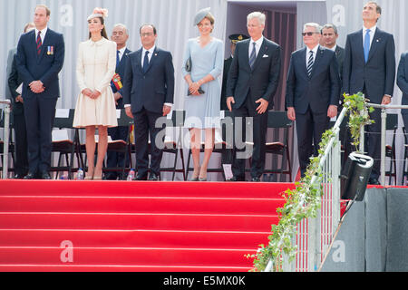 British Prince William (L-R), la moglie Duchessa Kate, Presidente francese Francois Hollande, Regina del Belgio Mathilde, Regina del Belgio Philippe, Presidente tedesco Joachim Gauck e della regina di Spagna Felipe frequentare il memoriale internazionale cerimonia per il centesimo anniversario dell inizio della prima guerra mondiale di Liegi, in Belgio, 04 agosto 2014. L'anno 2014 vede il centesimo anniversario dell inizio della prima guerra mondiale o la grande guerra e che secondo le statistiche ufficiali costano più di 37 milioni di militari e civili tra il 1914 e il 1918. Foto: Maurizio Gambarini/dpa Foto Stock