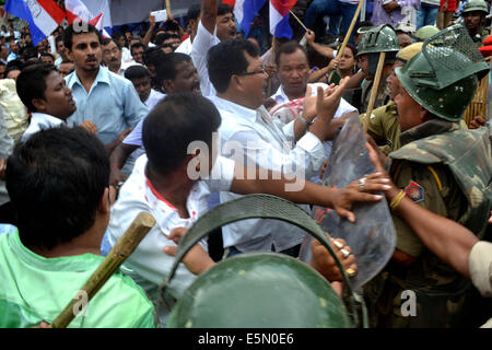 Guwahati (India). Il 3° agosto 2014. I lavoratori di Asom Gana Parishad (AGP) stadio protestare contro l'espulsione illegale di migranti del Bangladesh a Dispur Lastgate durante l Assam gruppo sessione di bilancio di Guwahati. Il Congresso il governo di Assam la proposta di concedere la cittadinanza indiana a Lakhs di profughi provenienti dal Bangladesh che soggiornano in uno stato per 43 anni. Tuttavia la proposta era sdraiato con il governo dello stato di armadi in attesa di approvazione", ormai da due anni. © Anuwar Hazarika/Pacific Press/Alamy Live News Foto Stock