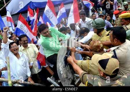 Guwahati (India). Il 3° agosto 2014. I lavoratori di Asom Gana Parishad (AGP) stadio protestare contro l'espulsione illegale di migranti del Bangladesh a Dispur Lastgate durante l Assam gruppo sessione di bilancio di Guwahati. Il Congresso il governo di Assam la proposta di concedere la cittadinanza indiana a Lakhs di profughi provenienti dal Bangladesh che soggiornano in uno stato per 43 anni. Tuttavia la proposta era sdraiato con il governo dello stato di armadi in attesa di approvazione", ormai da due anni. © Anuwar Hazarika/Pacific Press/Alamy Live News Foto Stock