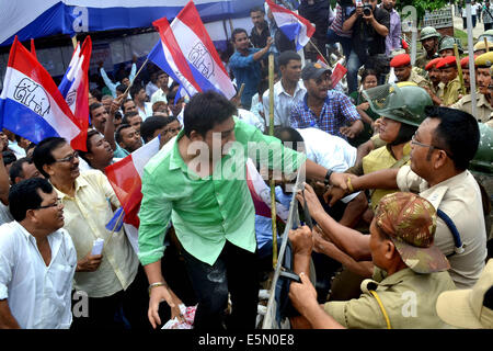 Guwahati (India). Il 3° agosto 2014. I lavoratori di Asom Gana Parishad (AGP) stadio protestare contro l'espulsione illegale di migranti del Bangladesh a Dispur Lastgate durante l Assam gruppo sessione di bilancio di Guwahati. Il Congresso il governo di Assam la proposta di concedere la cittadinanza indiana a Lakhs di profughi provenienti dal Bangladesh che soggiornano in uno stato per 43 anni. Tuttavia la proposta era sdraiato con il governo dello stato di armadi in attesa di approvazione", ormai da due anni. © Anuwar Hazarika/Pacific Press/Alamy Live News Foto Stock