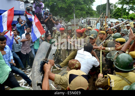 Guwahati (India). Il 3° agosto 2014. I lavoratori di Asom Gana Parishad (AGP) stadio protestare contro l'espulsione illegale di migranti del Bangladesh a Dispur Lastgate durante l Assam gruppo sessione di bilancio di Guwahati. Il Congresso il governo di Assam la proposta di concedere la cittadinanza indiana a Lakhs di profughi provenienti dal Bangladesh che soggiornano in uno stato per 43 anni. Tuttavia la proposta era sdraiato con il governo dello stato di armadi in attesa di approvazione", ormai da due anni. © Anuwar Hazarika/Pacific Press/Alamy Live News Foto Stock