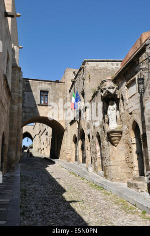 Ipoton Street Avenue dei Cavalieri nella città vecchia di Rodi città. Foto Stock