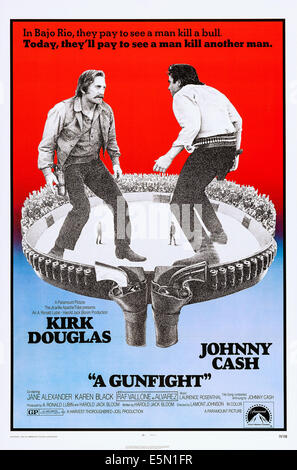 Un GUNFIGHT, da sinistra: Kirk Douglas, Johnny Cash, 1971. Foto Stock